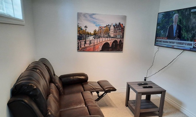 Saskatoon Downtown House | Cozy 2 BR basement suite in Varsity View near RUH