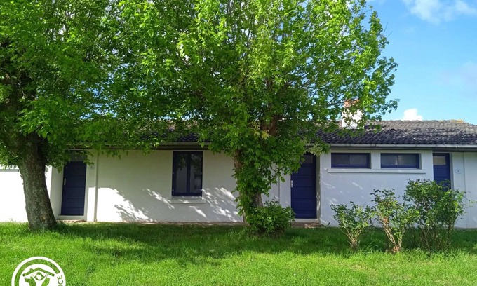 Saint-Michel-en-l'Herm Cottage | Cozy 2-Person Cottage Near Beach & Marais Poitevin