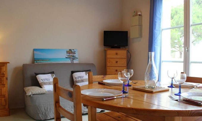La Remigeasse Apartment | Cozy 2-Room Apt with Balcony, 600m from Beach - Sleeps 4, Free Parking