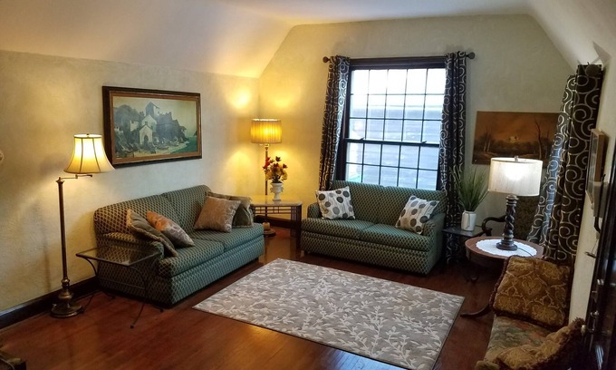 Bryn Mawr House | Cozy 2B/1.5B cottage 2.0 miles from central Minneapolis