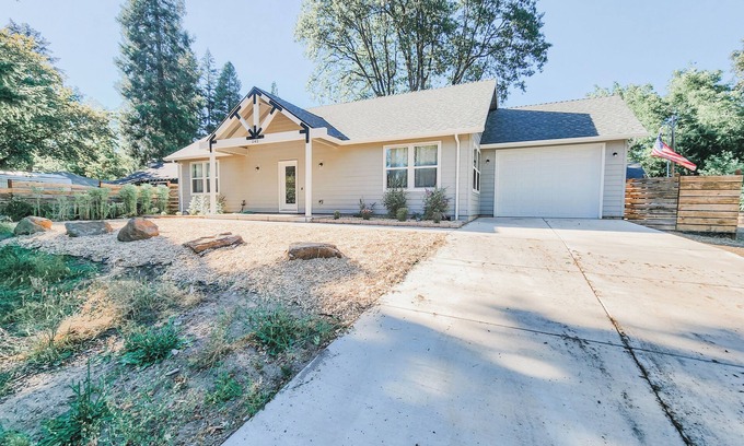 Shady Cove House | Cozy 2B/2B brand new oasis close to everything in Shady Cove!