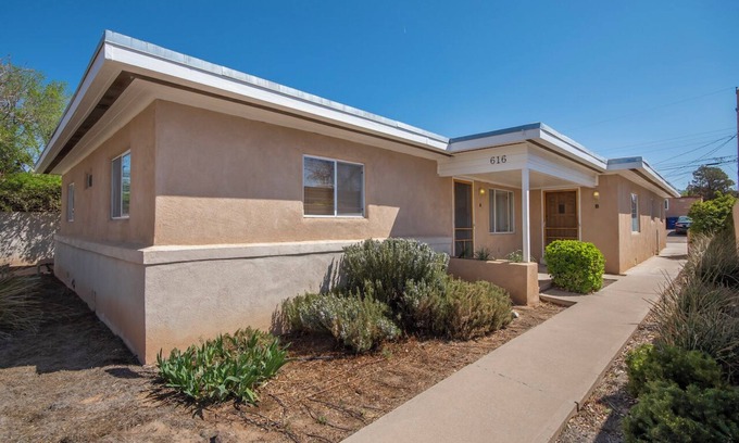 Highland Business Condo | Cozy 2bd 1ba near Nob Hill Garage & AC