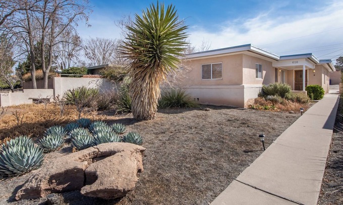 Pueblo Alto Condo | Cozy 2bd/1ba Nob Hill home Garage Parking
