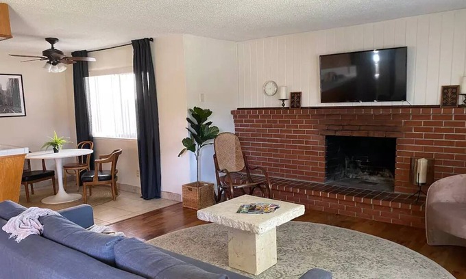 Arden-Arcade Apartment | Cozy 2bd Apartment by CSUS & Cal Expo