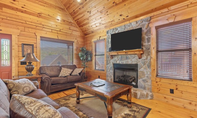 White Oak Lodge Cabin | Cozy 2BD Cabin w/Hot Tub! Pool Access + Location