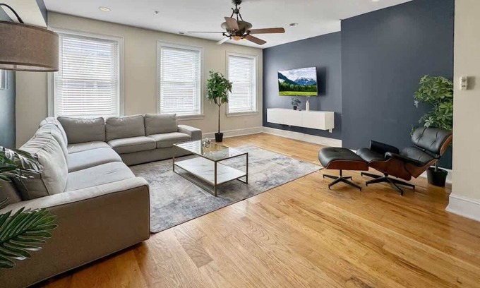 Old City Apartment | Cozy 2BD | Old City | 3 Beds | Independence Hall