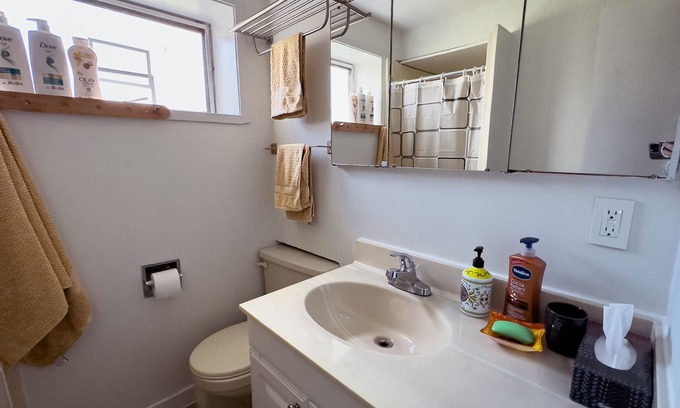 Marpole House | Cozy 2BD Suite Near Marine Gateway