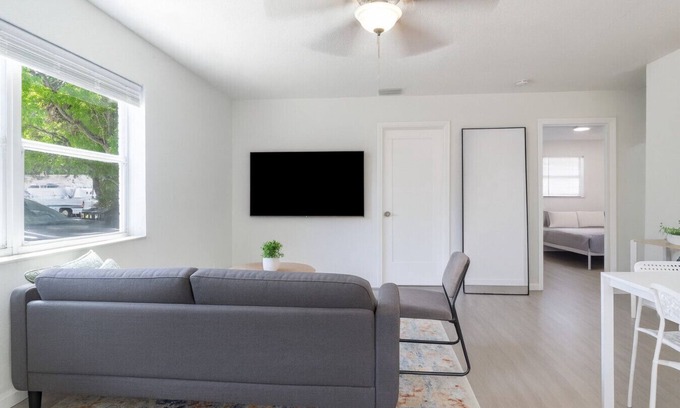 Riverside Park Apartment | Cozy 2bed 1 Bath 5 min to Las Olas W/free parking!