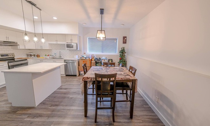 Grande Prairie House | Cozy 2bedroom apartment on a corner lot close to restaurants and shopping center