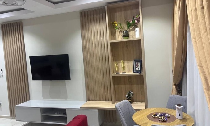 Kumasi House | Cozy 2Bedroom w/Queen Beds + vibrant Living Room + Hi-speed WiFi + Kitchen