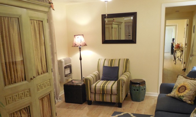 Freret Apartment | Cozy 2BR/1.5 Bath Uptown/Freret (17STR-10236)