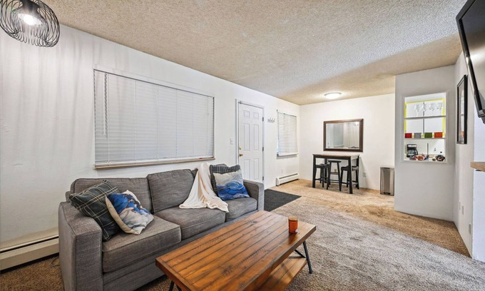 Southeast Apartment | Cozy 2BR/1BA Apt - Close to Denver University!
