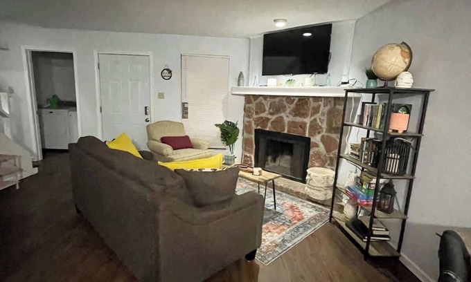 Shenandoah Apartment | Cozy 2BR 2BA apt close to Siegen & Womans