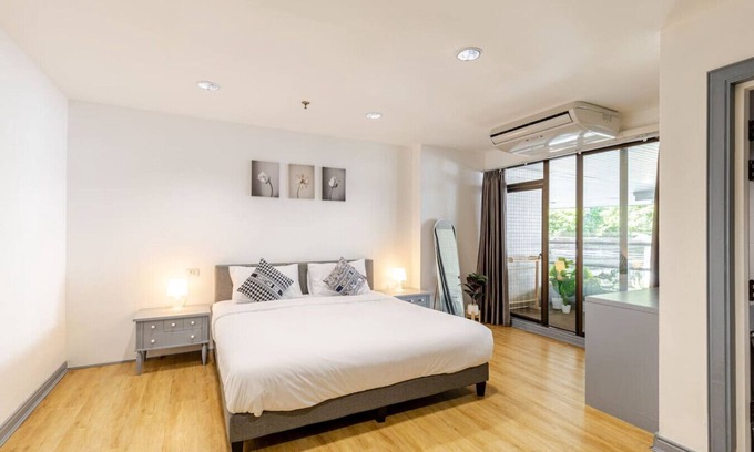 Ploenchit Apartment | Cozy 2BR Apt in Central Bangkok 5 mins BTS 110 SQM
