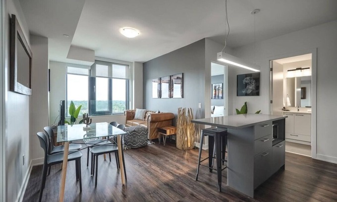 Mississauga Apartment | Cozy 2BR Apt with City Views, Near Lake Aquitaine