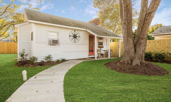 Buckroe Beach House | Cozy 2BR Beachside Home Near Buckroe Fire Pit, Walk to Beach 30+ Day Stay