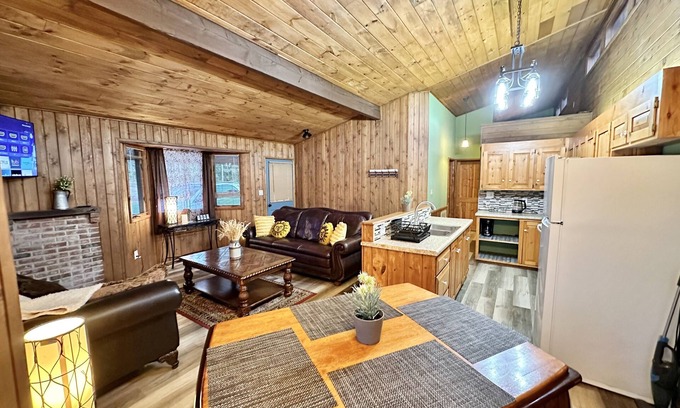 Campobello Cabin | Cozy 2br Bear Den Cabin in Campobello SC, on the upcoming Saluda Grade Trail.