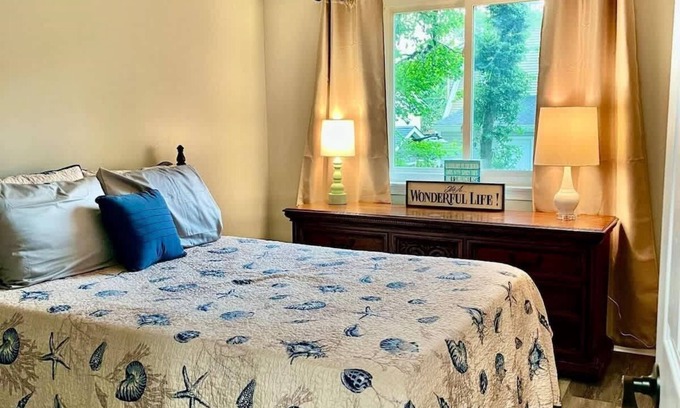 Edgewater House | Cozy 2BR Bungalow near Beach & Dock