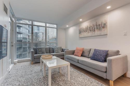 CityPlace Apartment | Cozy 2BR Close to CN Tower & Harbourfront