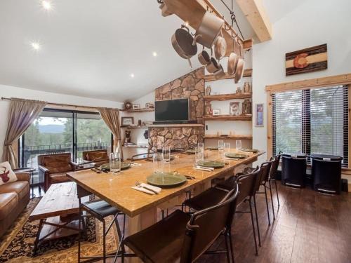 Peak 8 House | Cozy 2BR Condo Near Peak 8 and Town with Hot Tub Access