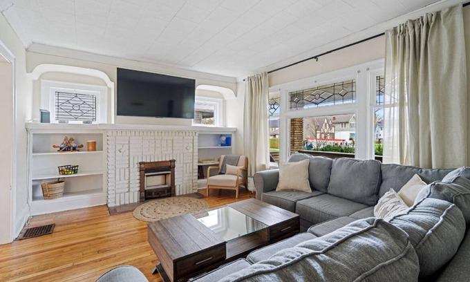 Lakewood House | Cozy 2BR Duplex, Dog Friendly, Porch, Walkable, Near Lake Erie & CLE