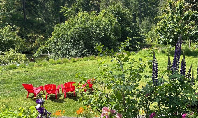 Salt Spring Island Bed & Breakfast | Cozy 2BR Farm B&B Near Ganges