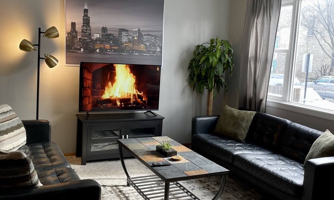 Lower West Side Apartment | Cozy 2BR haus inn Pilsen with patio and fire pit 🔥