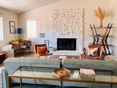 Joshua Tree House | Cozy 2BR Home Hot Tub AC Sauna Fire Near Park