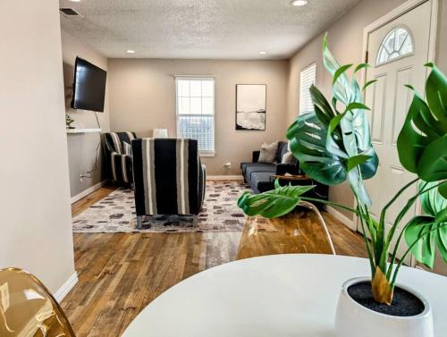 Clovis House | Cozy 2BR Home in Clovis