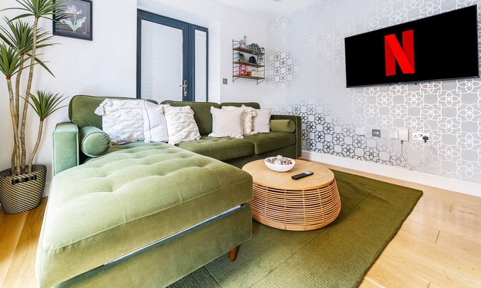Camberley Apartment | Cozy 2BR in Surrey | Pet-Friendly, Fast Wi-Fi, Netflix