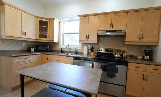 South London House | Cozy 2BR in Wortley Village + 2-car Parking + WiFi