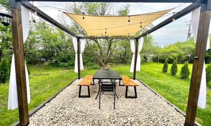 Dartmoor House | Cozy 2BR Mid-Century Townhouse w/Parking Near Downtown Ann Arbor & The Big House