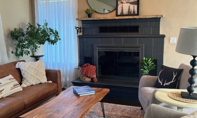 Eagle House | Cozy 2BR “Mountain Cottage”- Centrally located in the heart of Eagle