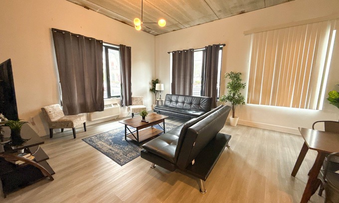 Elizabeth Apartment | Cozy 2BR Near Airport 1976