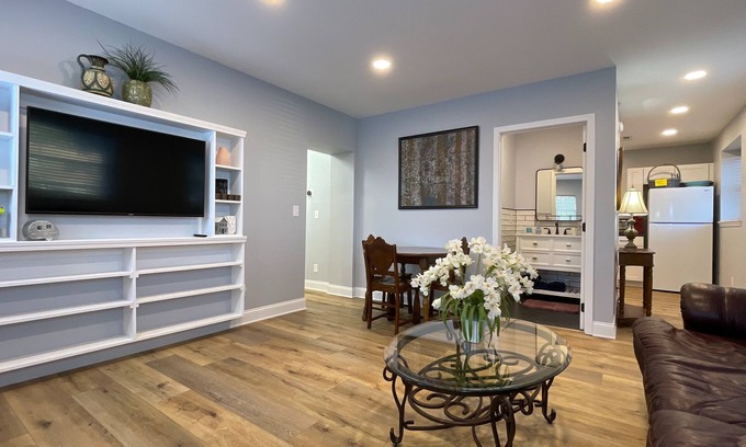 Bristol Apartment | Cozy 2BR Near Casino | Queen Beds & Free Parking