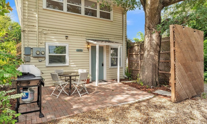 Lakeland Condo | Cozy 2BR Near Lakes & Florida Southern – Private Outdoor BBQ Space in Historic Lakeland
