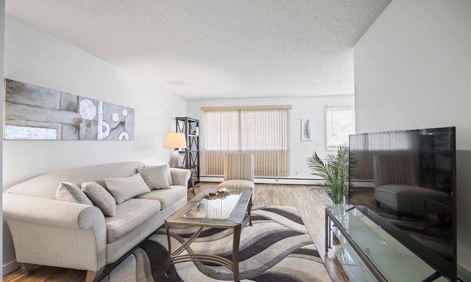 Fort McMurray Apartment | COZY 2BR | Newly Renovated | Fast WiFi | Free Parking | Downtown Area
