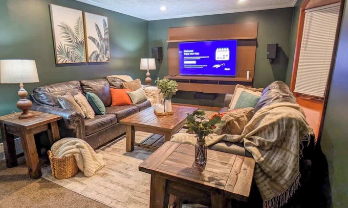 New Albany House | Cozy 2BR Ranch | King | Near Intel & Meta