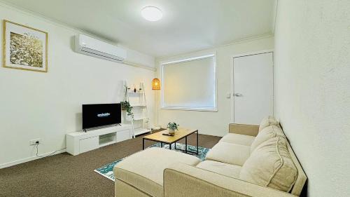 East Albury Apartment | Cozy 2BR Retreat, 3-Minute Drive to Albury Airport