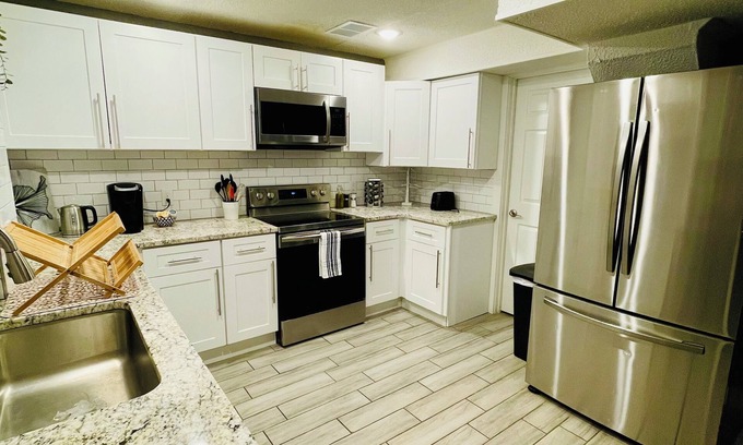 Twin Lakes House | Cozy 2BR Retreat - Modern Stay Basement