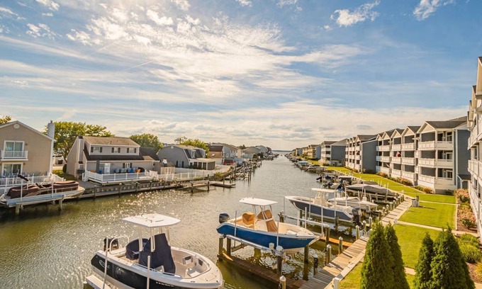 Heron Harbour Isle Condo | Cozy 2BR Retreat | Steps to Beach | Private Tub