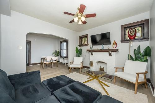 The Southampton Apartment | Cozy 2BR St. Louis Convenient Loc. Near Downtown