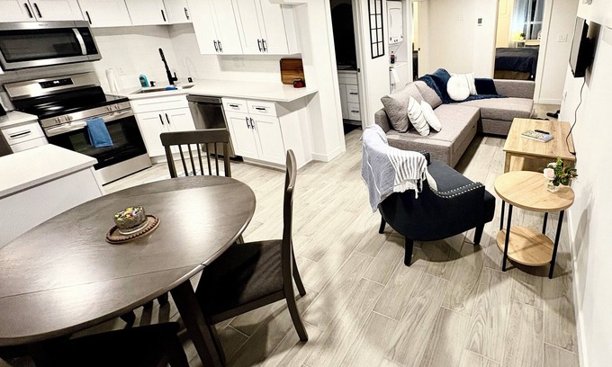 Vancouver House | Cozy 2BR w/Backyard Fun + Dog Friendly - sleeps 6