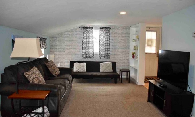 Adrian Apartment | Cozy 2nd story Flat near downtown