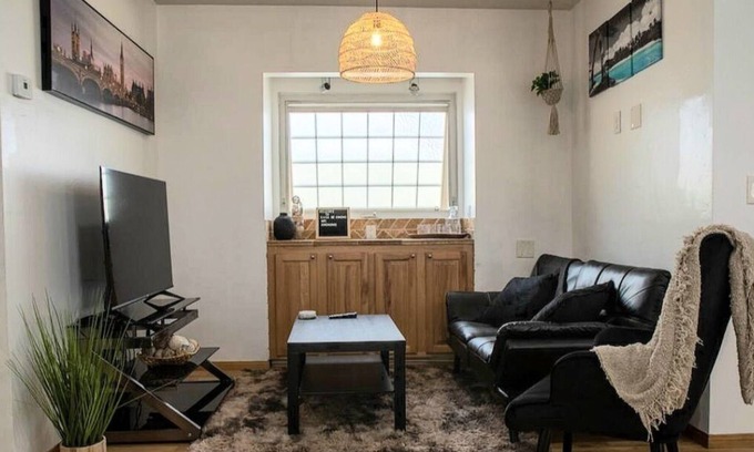 Eastside House | cozy 3 bdrm 2 miles from beach/ 4 miles from downtown