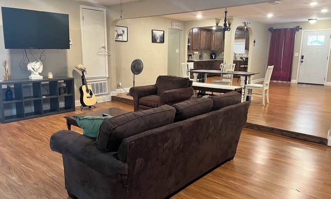 Shearer Hills - Ridgeview House | Cozy 3 bdrm home centrally located within mins from airport & major attractions