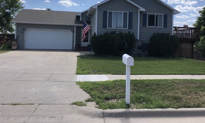 Rapid City House | {COZY} 3 bed, 2 bath house- kid friendly with a playroom!