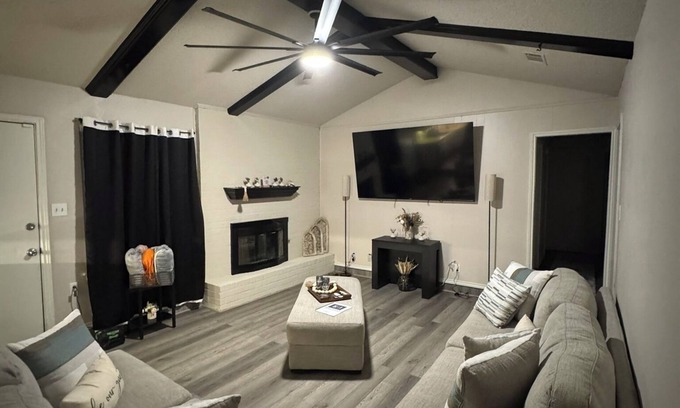 Lubbock House | Cozy 3-Bed, 2-Bath Home in South Lubbock with Modern Upgrades & Cozy Living Room