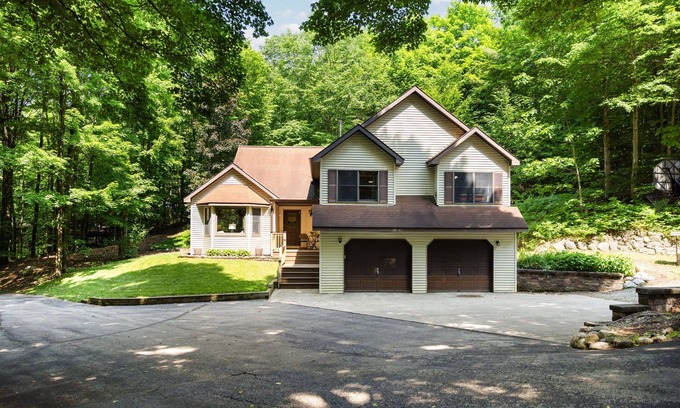 Traverse City House | Cozy 3 Bed 3 Bath located within minutes to Downtown Traverse City