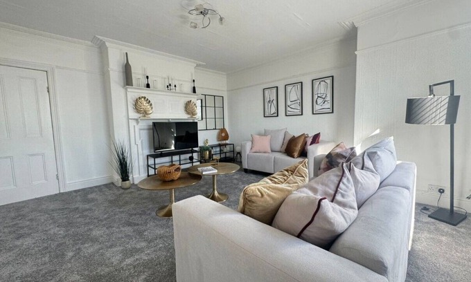 Southport Apartment | Cozy 3 bed apartment with views of Southport's Marine Lake! Free WiFi